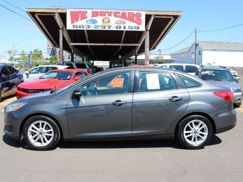 Used 2015 Ford Focus SE FWD image 2