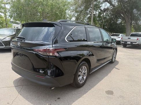 Used 2025 Toyota Sienna XLE FWD image 6
