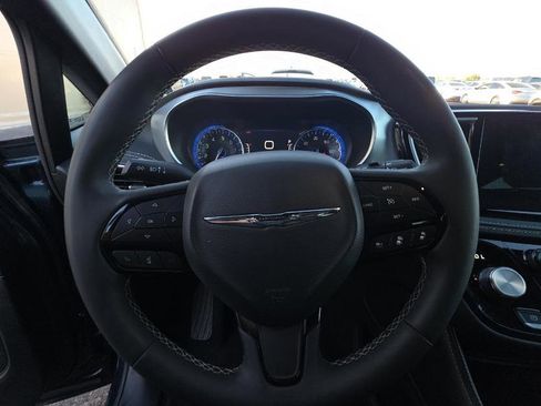 Used 2025 Chrysler Pacifica Limited image 8