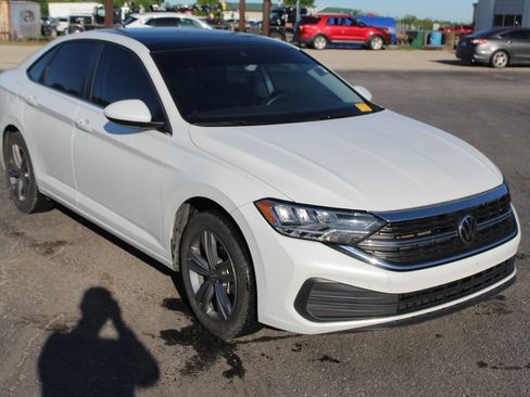 Used 2024 Volkswagen Jetta SE FWD image 8