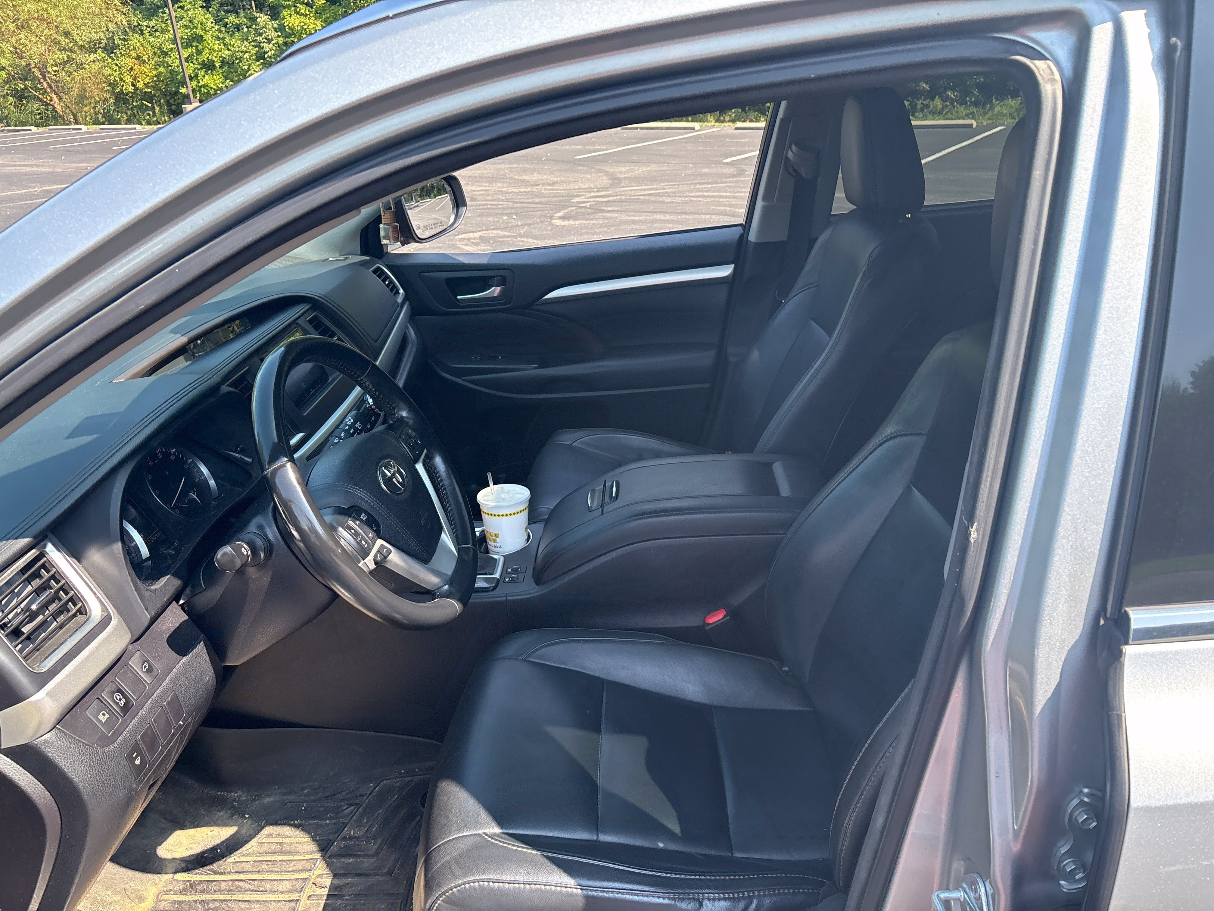 Used 2017 Toyota Highlander XLE AWD/4WD image 4