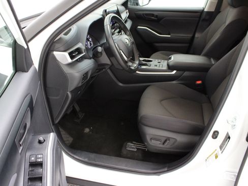 Used 2025 Toyota Highlander LE AWD/4WD image 14