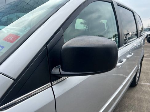 Used 2009 Chrysler Town & Country LX image 12