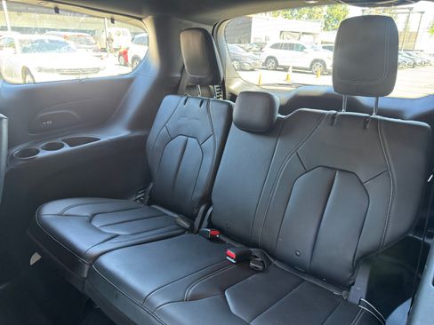 Used 2021 Chrysler Pacifica Touring-L w/ Premium & Safety Sphere Group FWD image 19