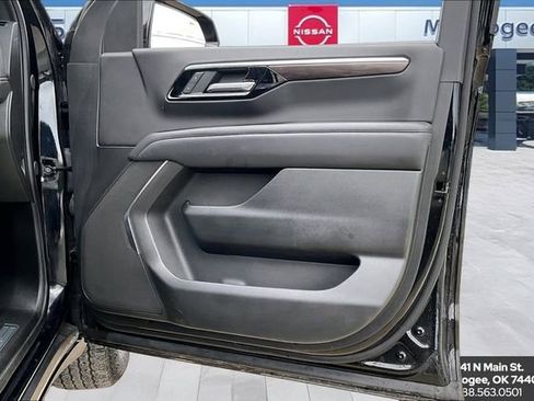 Used 2025 Chevrolet Suburban Z71 AWD/4WD image 28