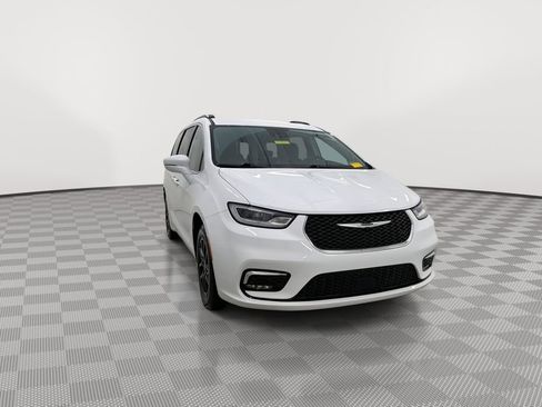 Used 2022 Chrysler Pacifica Touring-L FWD image 3