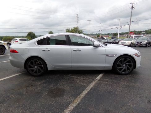 Used 2016 Jaguar XF Premium RWD image 4