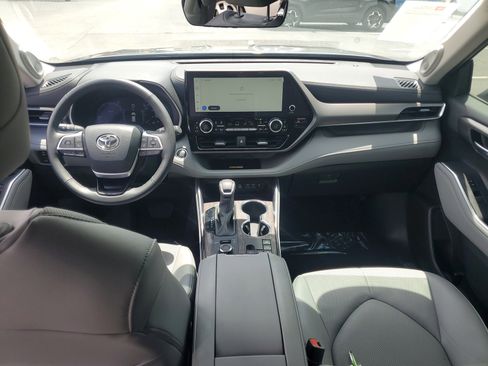 Used 2024 Toyota Highlander Limited AWD/4WD image 15