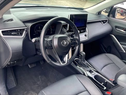 Used 2025 Toyota Corolla Cross XLE FWD image 17