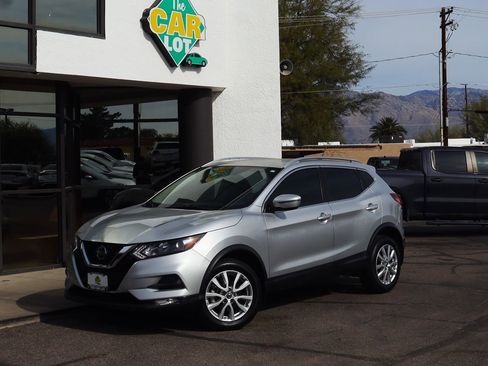 Used 2022 Nissan Rogue Sport SV image 2