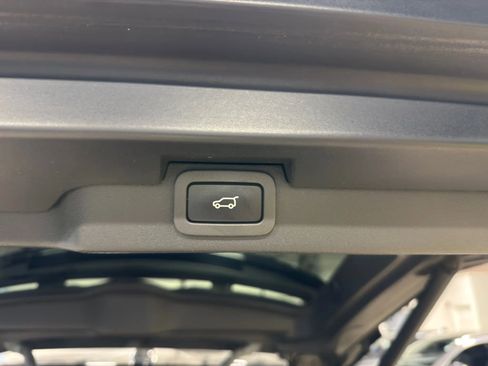 Used 2018 Land Rover Discovery SE image 30