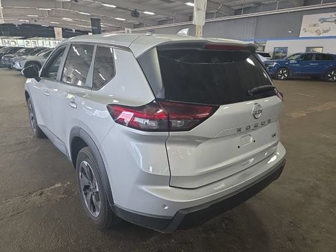 Used 2024 Nissan Rogue SV FWD image 5