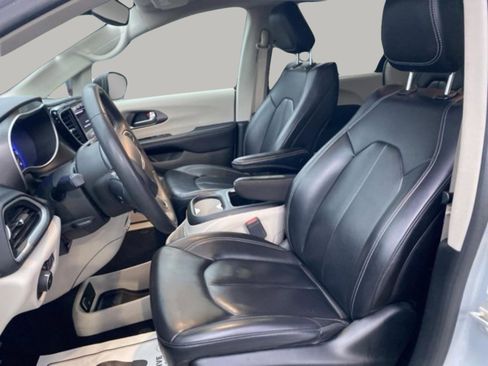 Used 2023 Chrysler Pacifica Touring-L FWD image 12