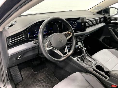 Used 2025 Volkswagen Jetta SE FWD image 16
