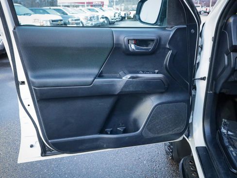 Used 2018 Toyota Tacoma TRD Off-Road w/ Technology Package image 16