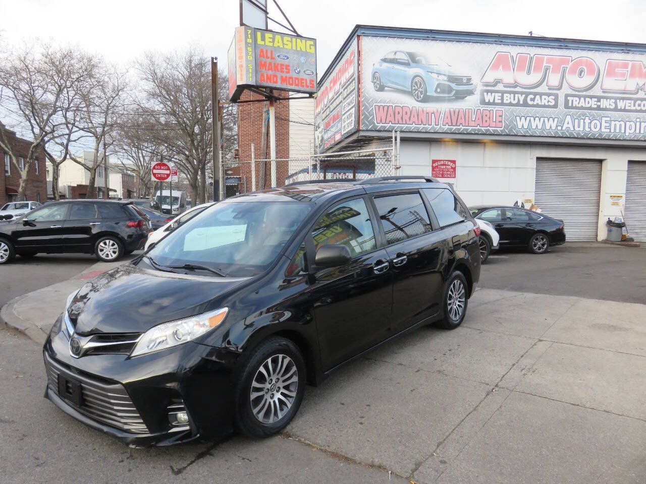 Used 2019 Toyota Sienna XLE FWD image 2