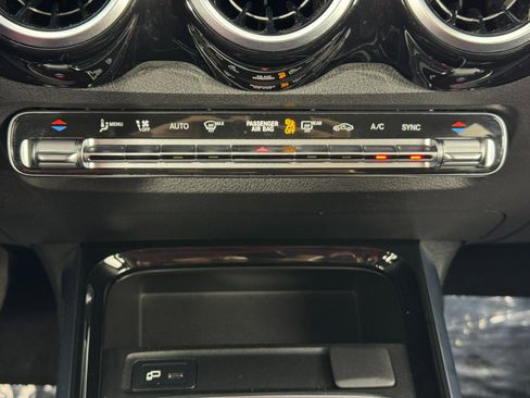 Used 2022 Mercedes-Benz GLB 250 w/ Premium Package image 29