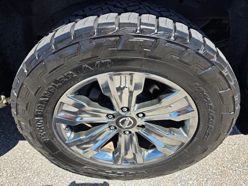 Used 2017 Nissan Titan SL w/ Chrome Package AWD/4WD image 10