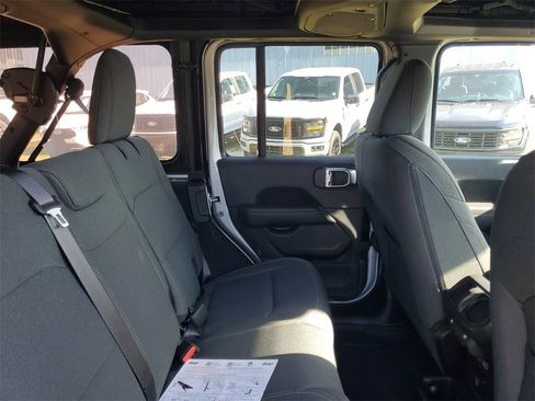 Used 2024 Jeep Wrangler Sahara image 31