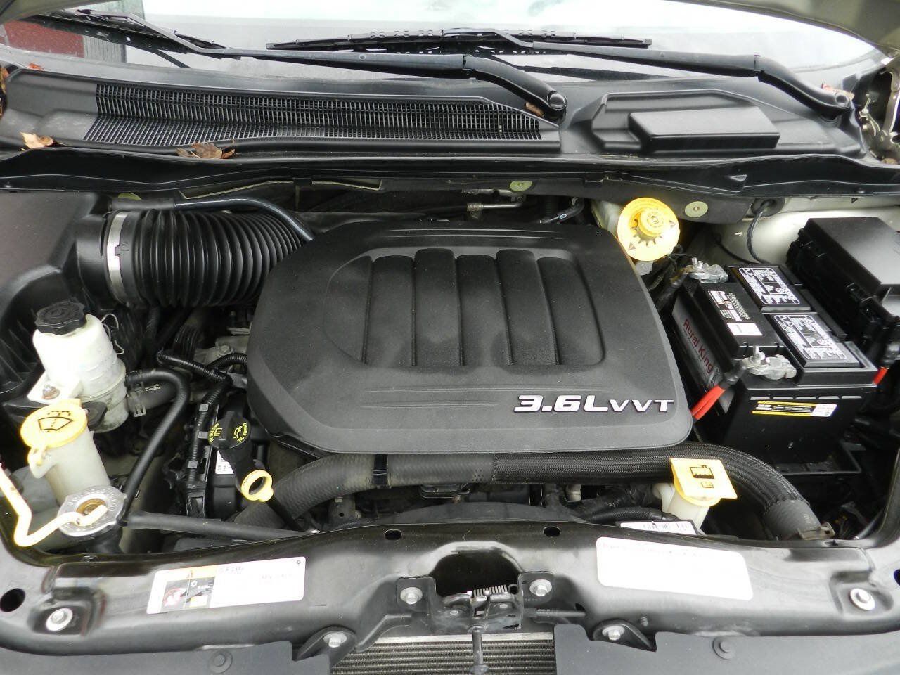 Used 2014 Chrysler Town & Country Limited w/ Luxury Group FWD image 21