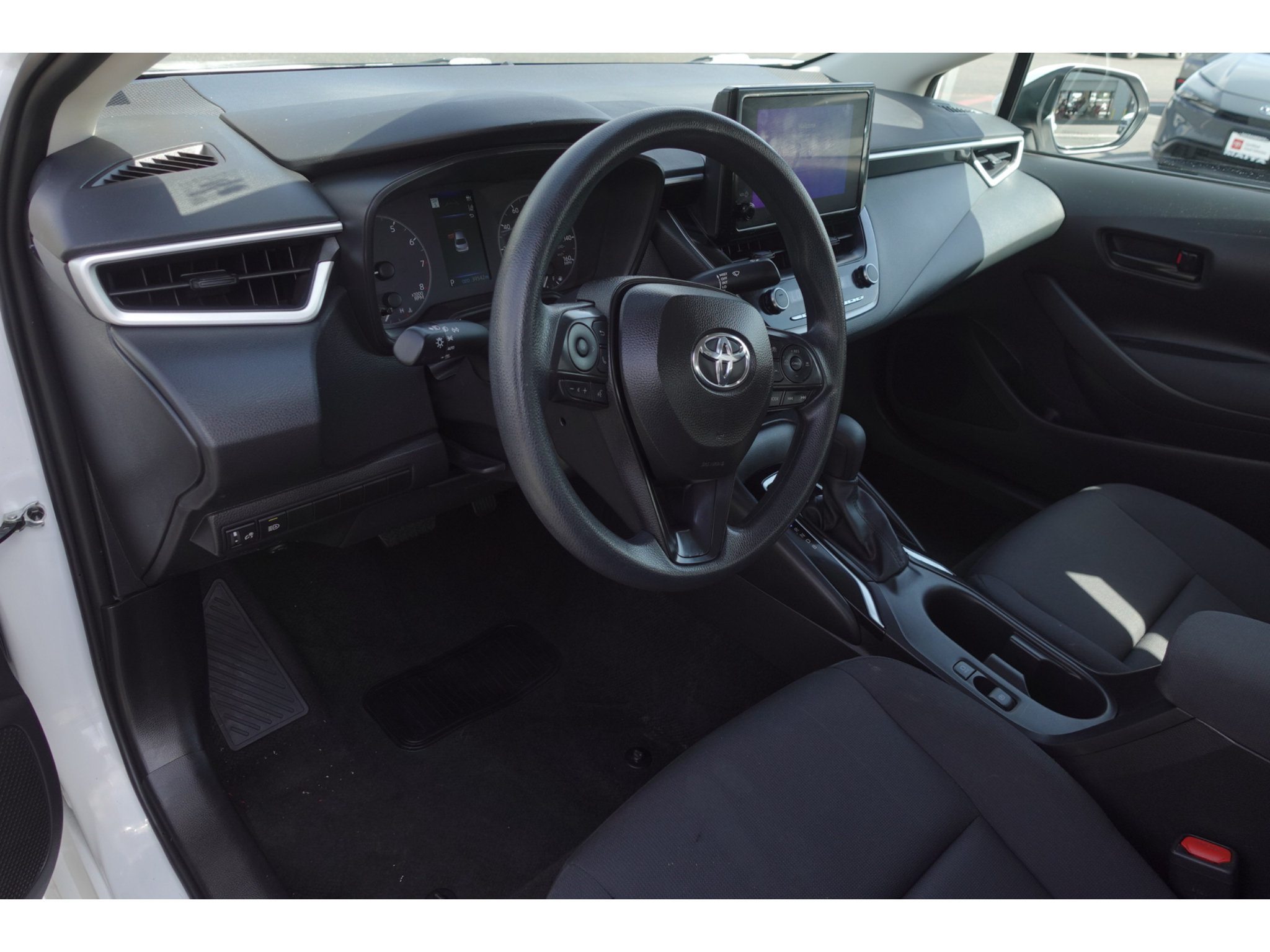 Used 2025 Toyota Corolla LE FWD image 9