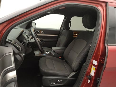 Used 2018 Ford Explorer XLT image 17