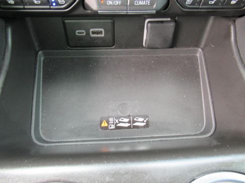 Used 2024 GMC Yukon AT4 w/ Technology Package AWD/4WD image 28
