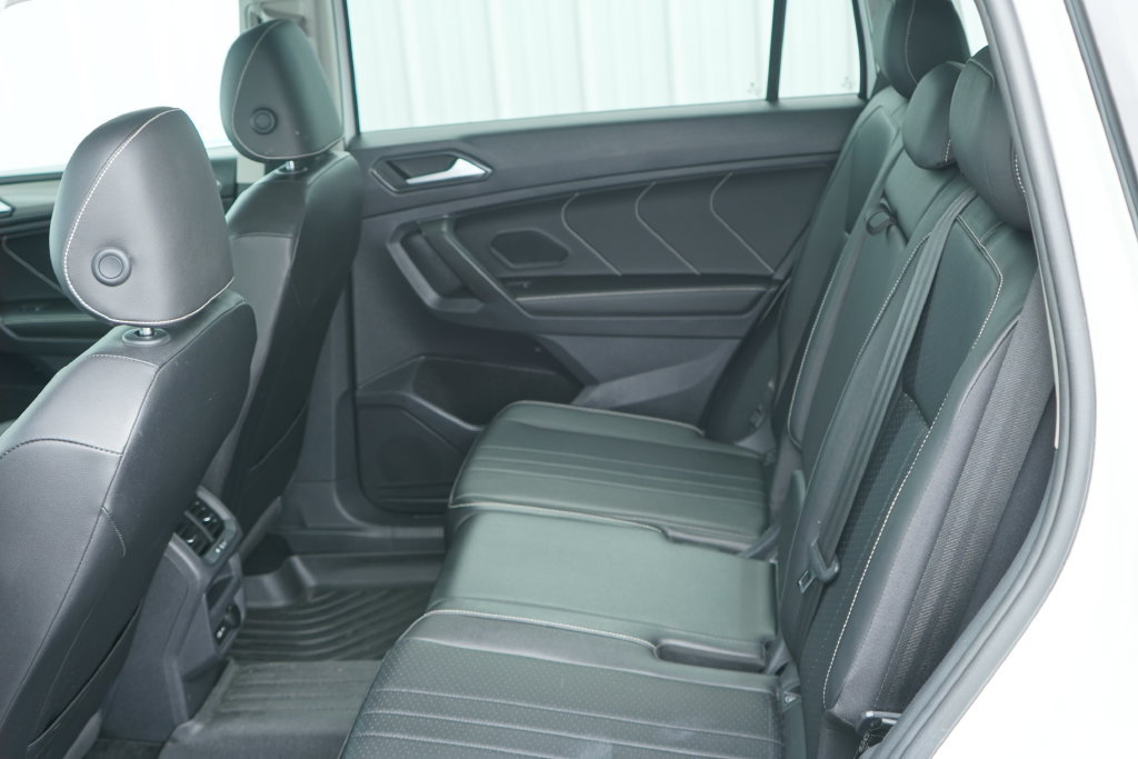 Used 2022 Volkswagen Tiguan SE AWD/4WD image 28