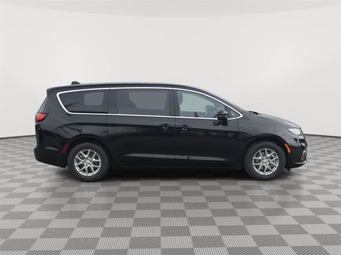 New 2026 Chrysler Pacifica Select image 4