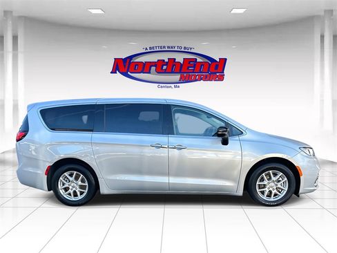 Used 2024 Chrysler Pacifica Touring-L image 2