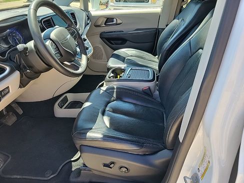 Used 2022 Chrysler Pacifica Touring-L w/ Uconnect Theater Family Group FWD image 8