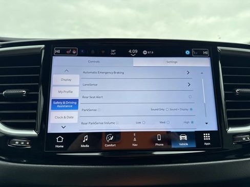 Used 2025 Chrysler Pacifica Limited image 33