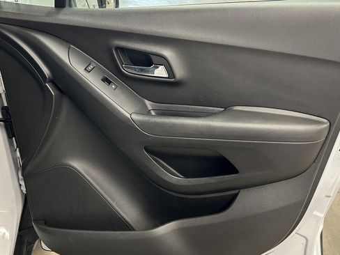 Used 2019 Chevrolet Trax LT w/ LT Convenience Package image 18