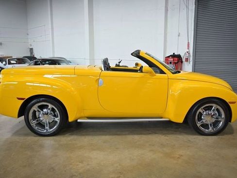 Used 2005 Chevrolet SSR w/ Preferred Equipment Group RWD image 39