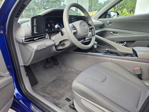 Used 2025 Hyundai Elantra SE FWD image 17