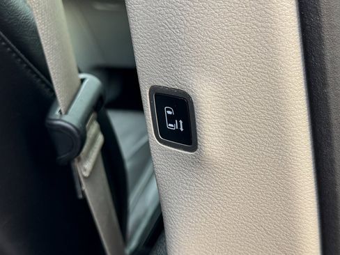 Used 2022 Chrysler Pacifica Touring-L image 13