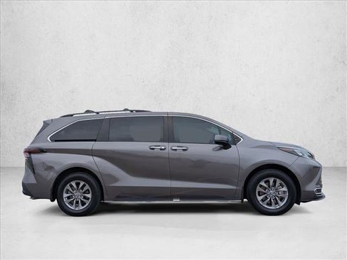Used 2024 Toyota Sienna XLE image 4