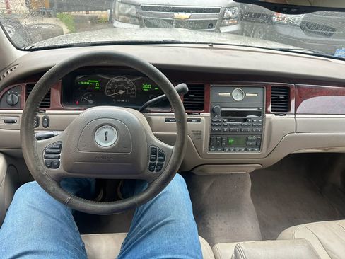 Used 2004 Lincoln Town Car Signature RWD image 8