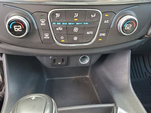 Used 2018 Chevrolet Traverse LT image 29