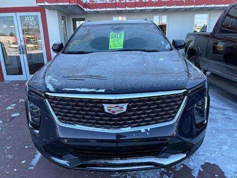 Used 2025 Cadillac XT4 Premium Luxury image 3