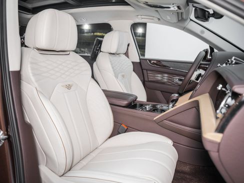 Used 2025 Bentley Bentayga Extended Wheelbase image 33