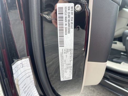 Used 2024 Chrysler Pacifica Touring-L FWD image 33