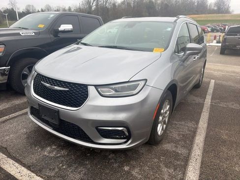 Used 2021 Chrysler Pacifica Touring-L FWD image 3