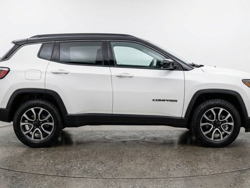 Used 2025 Jeep Compass Trailhawk AWD/4WD image 11
