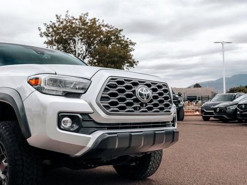 Used 2020 Toyota Tacoma TRD Off-Road w/ TRD Premium Off Road Package AWD/4WD image 10