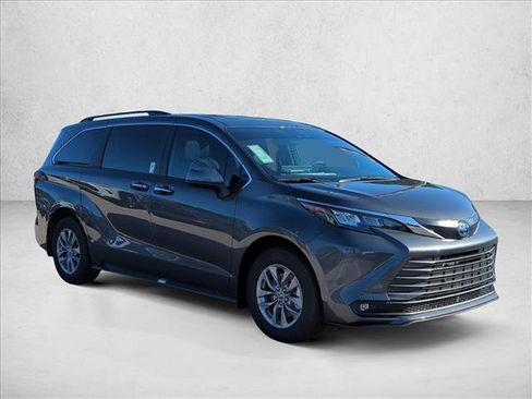 New 2025 Toyota Sienna XLE image 3