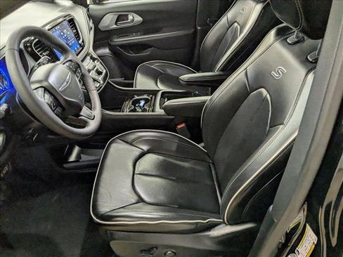 Used 2025 Chrysler Pacifica Limited image 21