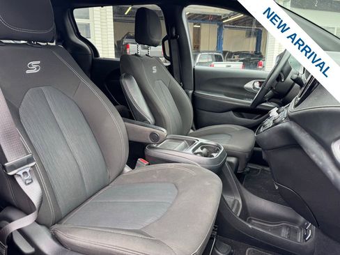 Used 2021 Chrysler Pacifica Touring w/ S Appearance Package image 9