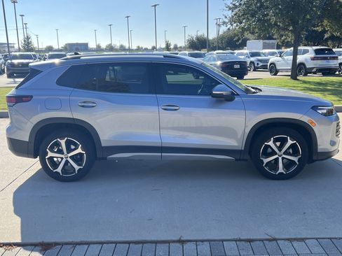 Certified 2025 Volkswagen Tiguan SE image 12