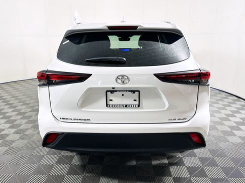 Certified 2025 Toyota Highlander XLE AWD/4WD image 4